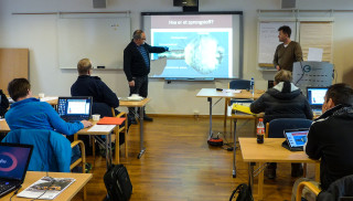 Frode Andersen foreleser på oppfriskningskurs for bergsprengere