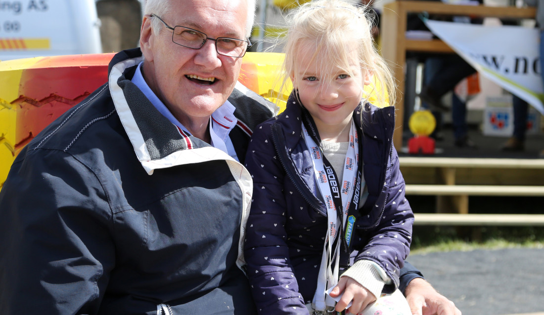 TIDLIG KRØKES: Andrea Martine Berg (6) sammen med grandonkel Tore Grimsrud.