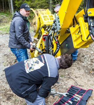 Demonterer trefres på Menzi Muck. 