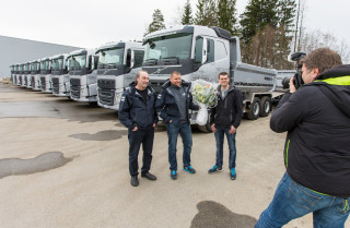 Representanter fra Volvo, Kaare Mortensen og Maur Bilpåbygg