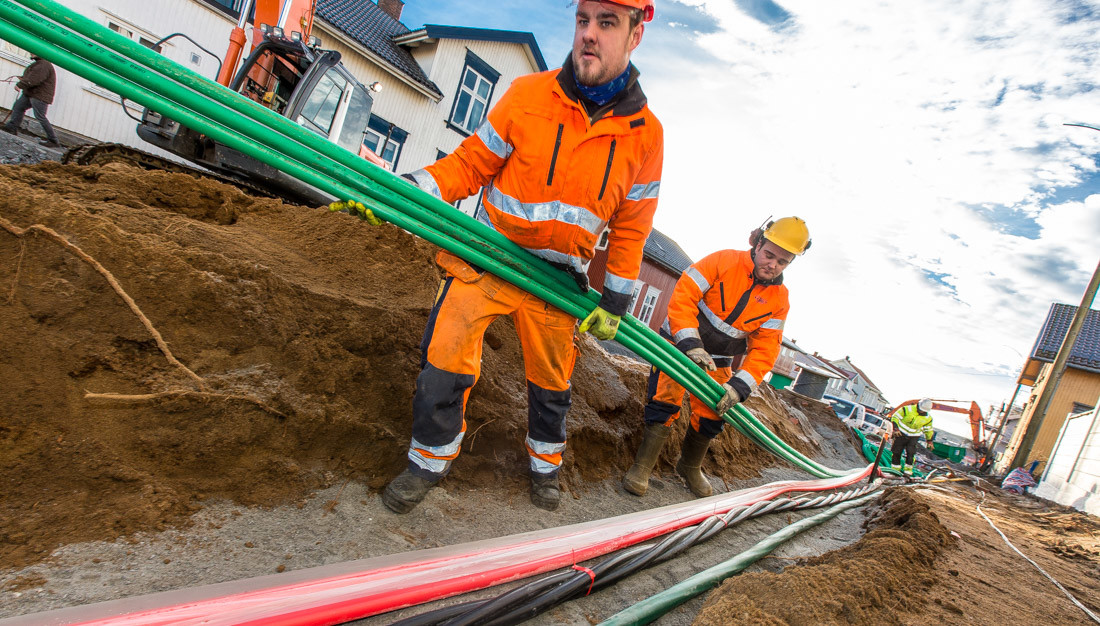 Legger kabel i grøft