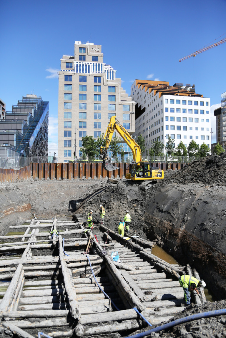 Med det hypermoderne Oslo i bakgrunnen graver arkeologene fram det historiske Oslo under bakken. (Foto: Runar F. Daler).