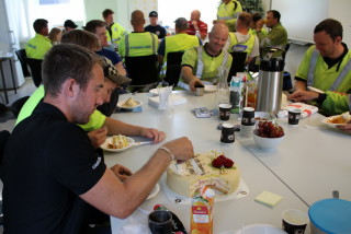 De 630 medarbeiderne kunne feire med kake. (Foto: Stangeland Maskin).