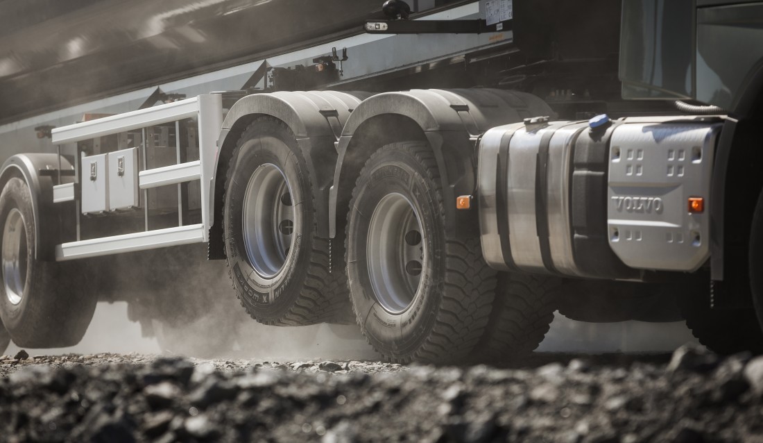 Volvo Trucks sin nye tandem akselløft gjør det mulig å heve den bakre drivakselen når lastebilen kjører uten last. (Foto: Pontus Johansson/Volvo Trucks Corporation).