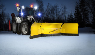 Snowflex-plogen på traktor med frontlaster.