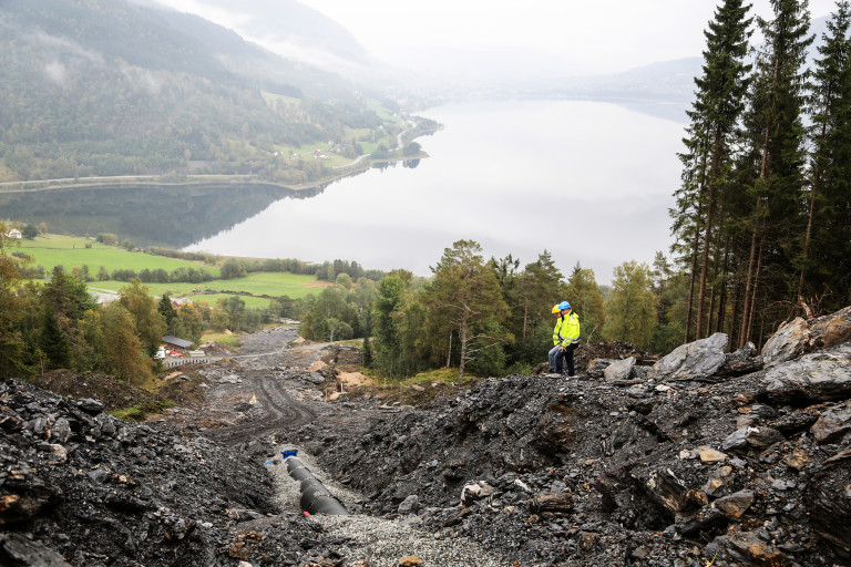 329 M HØYT: Den 1100 meter lange rørgata har en fallhøyden på hele 329 meter. Opp mot 1,43 kubikkmeter vann vil renne gjennom kraftverket når det åpner i april neste år, ifølge prosjektleder Erik Flage. (Foto: Runar F. Daler).