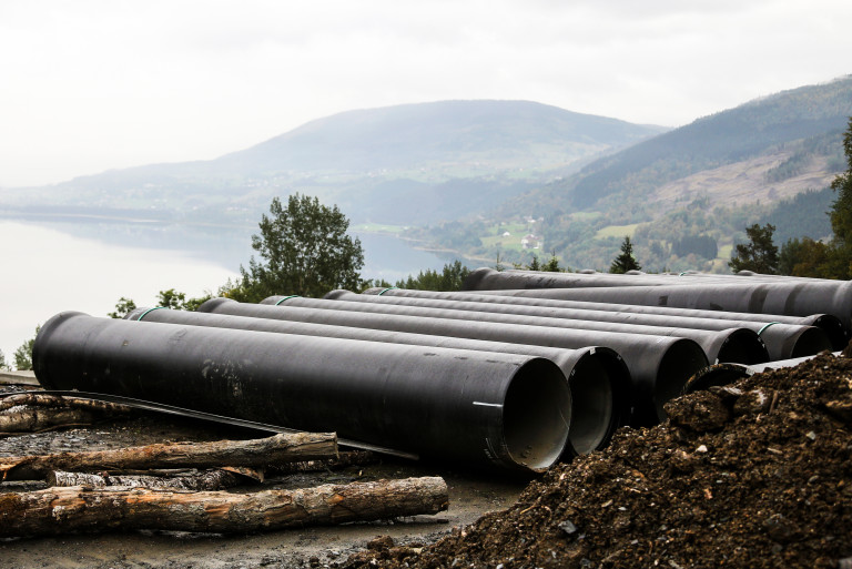 800 MM: Entreprenøren benytter 800 MM duktile støpejernrør langs hele rørgata. Dette er ikke vanlig, ifølge anleggsleder Jan Olav Eitrheim. (Foto: Runar F. Daler).