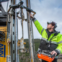 Einar Kolstad viser sensorene i det elektroniske verneburet. (Foto: Jørn Søderholm)