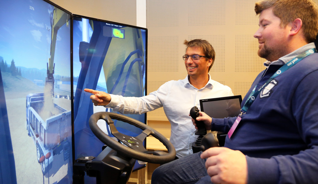 Freddy Lund, eier av Tenstar Systems, instruerer Morten Johnsen fra Bulldozer Maskinlag AS i simulatoren. (Foto: Runar F. Daler).