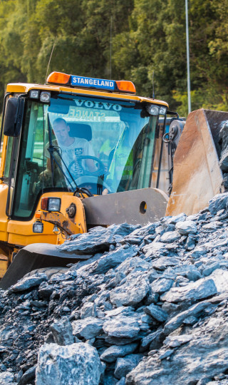 Tor Jone Aase kjører en Volvo L120F