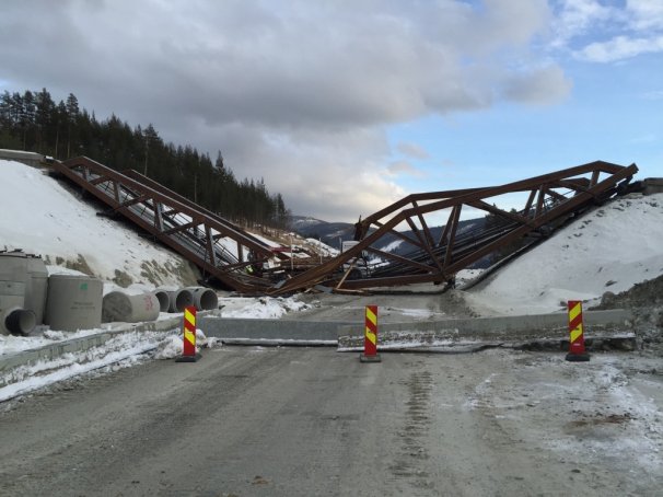 Limtrebroen med navnet Perkolo, som går over nye E6 ved Sjoa, kollapset (Foto: Statens vegvesen).