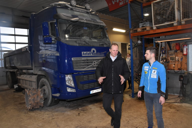 Driftssjef Eyvind Brynildsen i Asfalt Remix fremmet en rekke argumenter til samferdselsministeren for å fart på vedlikeholdsarbeidet på de norske hovedveiene. (Foto: Odd Borgestrand).