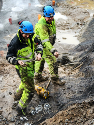 Endestykket festes til stanga, før den bankes inn i løsmassene.