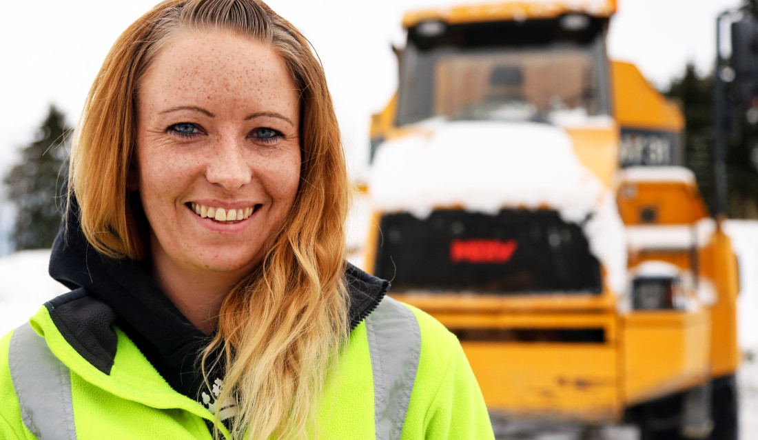 Linda Jeanette Dalen Pedersen (29) er maskinfører i Huser Entreprenør. (Foto: Runar F. Daler).