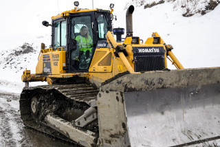 FULL KONTROLL: Hun kjører doser når Anleggsmaskinen er på besøk, men kjører like gjerne dumper, hjullaster, graver og vals. (Foto: Runar F. Daler).