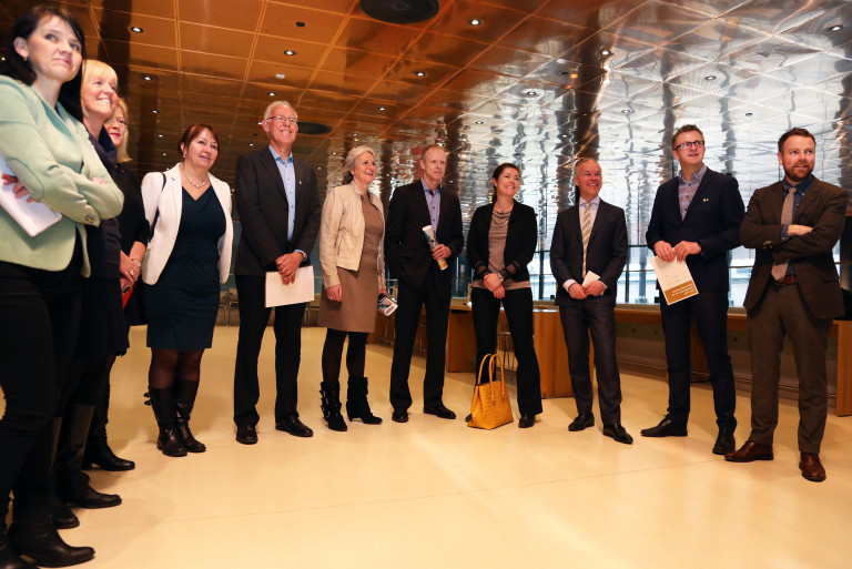 SAMMEN FOR FLERE LÆRLINGER: (F.v.) Anne-Kari Bratten (Spekter), Ragnhild Lied (Unio), Trude Tinnlund (LO), Gunn Marit Helgesen (KS), Trond Johannesen (MEF), Vibeke Hammer Madsen (Virke), Sturla Henriksen (Norges Rederiforbund), Kristin Skogen Lund (NHO), Jan Tore Sanner (kommunal- og moderniseringsminister), Hans-Erik Skjæggerud (YS) og Torbjørn Røe Isaksen (kunnskapsminister). (Foto: Runar F. Daler).