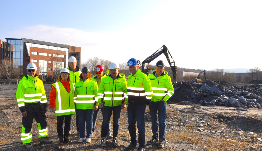 KLARE FOR STORINNRYKK: Inge Håland, Marie Oftedal, Oskar Tore Åsen, Trine Sandneseng, Stig Dybdahl, Jan Vigre, Odd Magne Rege og Eigil Kristensen. (Foto: Ingveig Tveranger.)