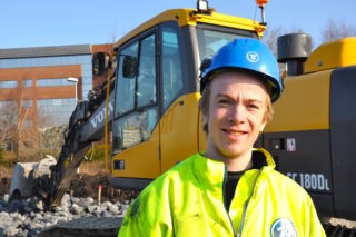 KOSER SEG: - Det er kjekkere å være her enn på de vanlige skoleområdene hvor vi øver oss, sier Harald Pedersen Vg2-elev ved Øksnevad vgs. (Foto: Ingveig Tveranger.)