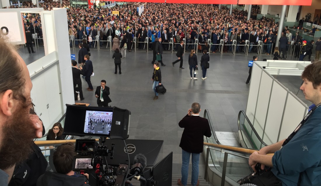 Tusenvis sto i kø da Bauma 2016 åpnet. (Foto: Jørn Søderholm).