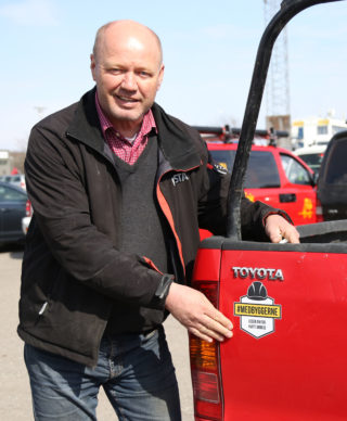 - Å kjøre rundt med #Medbygger-klistremerket gir positiv synlighet, og jeg ser på det som et kvalitetsstempel, sier Torgeir Johansen, daglig leder hos maskinentreprenør Joakim Johansen AS. (Foto: Runar F. Daler).