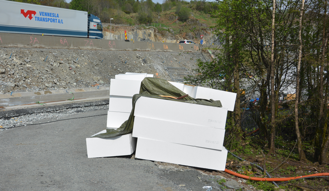 Isoporplater ligger klare til innlegging i veifylling ved rv. 580 Flyplassvegen i Bergen. (Foto: Geir Brekke, Statens vegvesen).