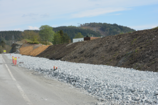 Støyvollen er bygd opp med isopor, og pålagt jord og senere vegetasjon. (Foto: Geir Brekke, Statens vegvesen).