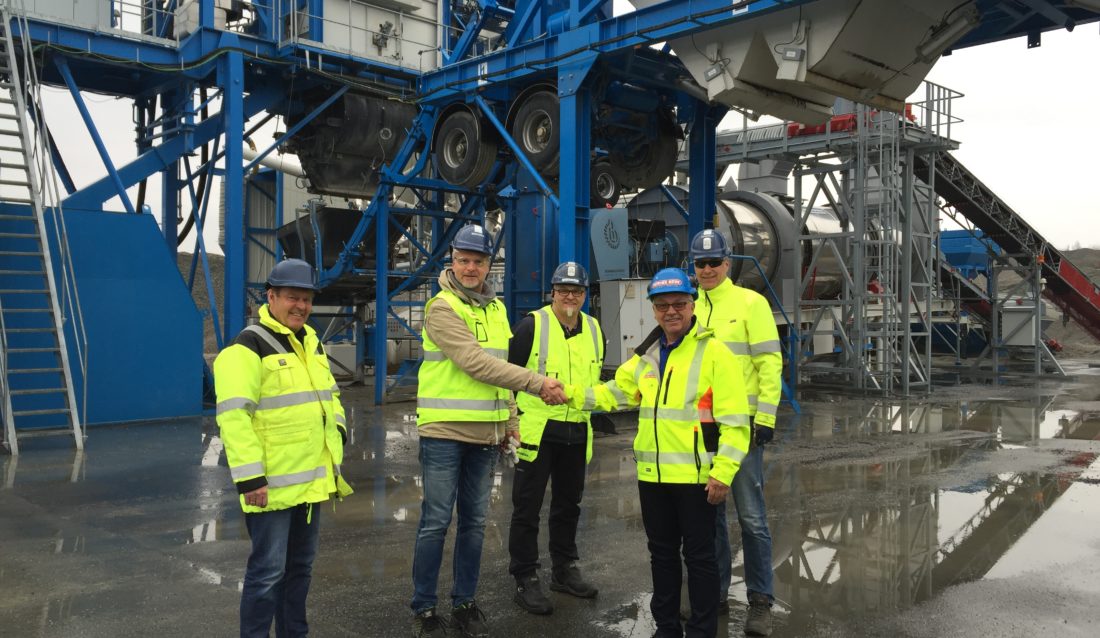 Fra overtagelse av asfaltfabrikken. (f,v.): Avdelingsleder Feiring Asfalt Terje Rykhus, adm. dir. Skanska Asfalt Stig Lindland, teknisk sjef Skanska Asfalt Tor Jakob Sandvik, konsernleder Feiring Bruk Trygve Ollendorff og QSHA-leder Skanska Asfalt Bjørn Trana. (Foto: Skanska).