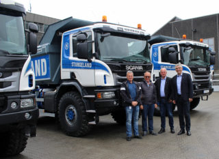 Fra venstre Tor Helge Undheim i Norsk Scania, Olav Stangeland, Ulf Christiansen og Arild Netland i Norsk Scania. Leif Anders Skipenes i Istrail er ikke med på bildet, men har hatt en viktig rolle i utviklingen bilene.