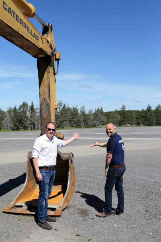 Her er det hyggelige, landlige og grønne omgivelser, det er tilgang til strøm for alle utstillere og det er gode parkeringsmuligheter på området. Det er rett og slett renere, ryddigere og bedre tilrettelagt, ifølge Espen Alvestad og Per Brynildsen. (Foto: Runar F. Daler).