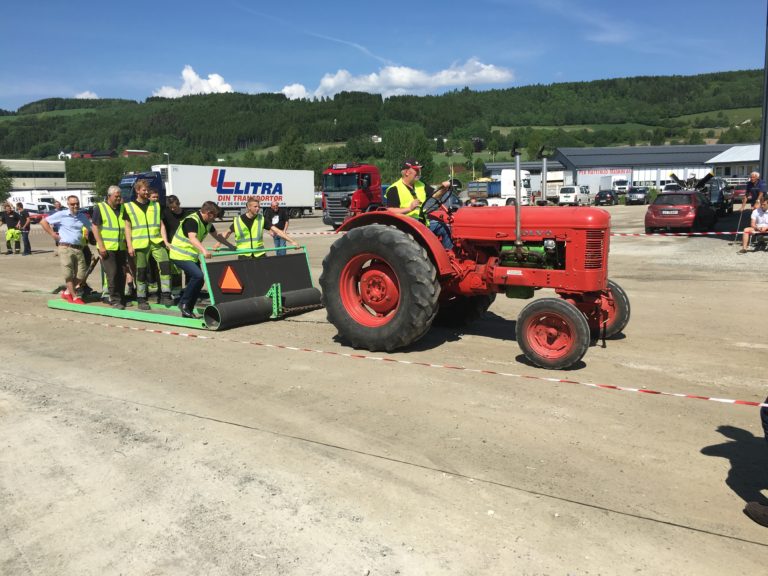 Et svært populært innslag var traktorpulling. (Foto: Leiv Peter Blakstad).