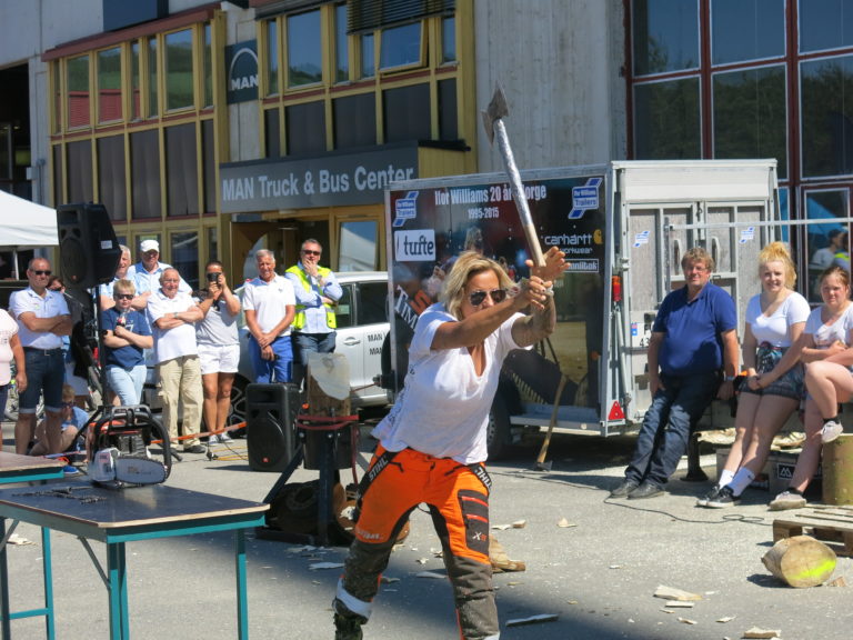 Vibeke Skofterud deltok selv på tømmerkastekonkurransen. Ingenting i veien med teknikken. (Foto: Guttorm Tysnes, NLF).