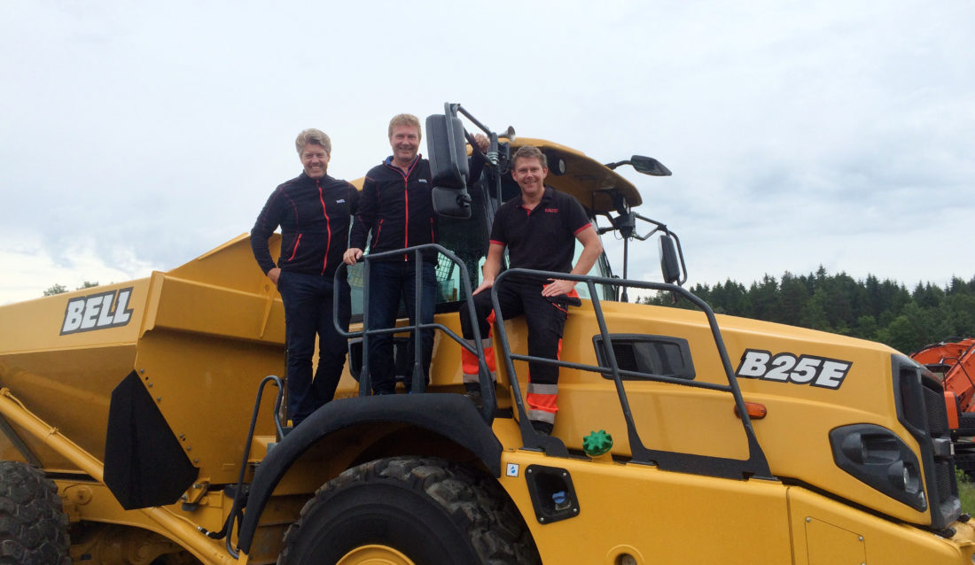 Fra venstre: Lars Engmark (salgssjef), Kjell Sørensen (maskinselger) og Kjetil Tveiten (teknisk sjef og opplæringsansvarlig Bell dumpere). (Foto: Nasta AS).