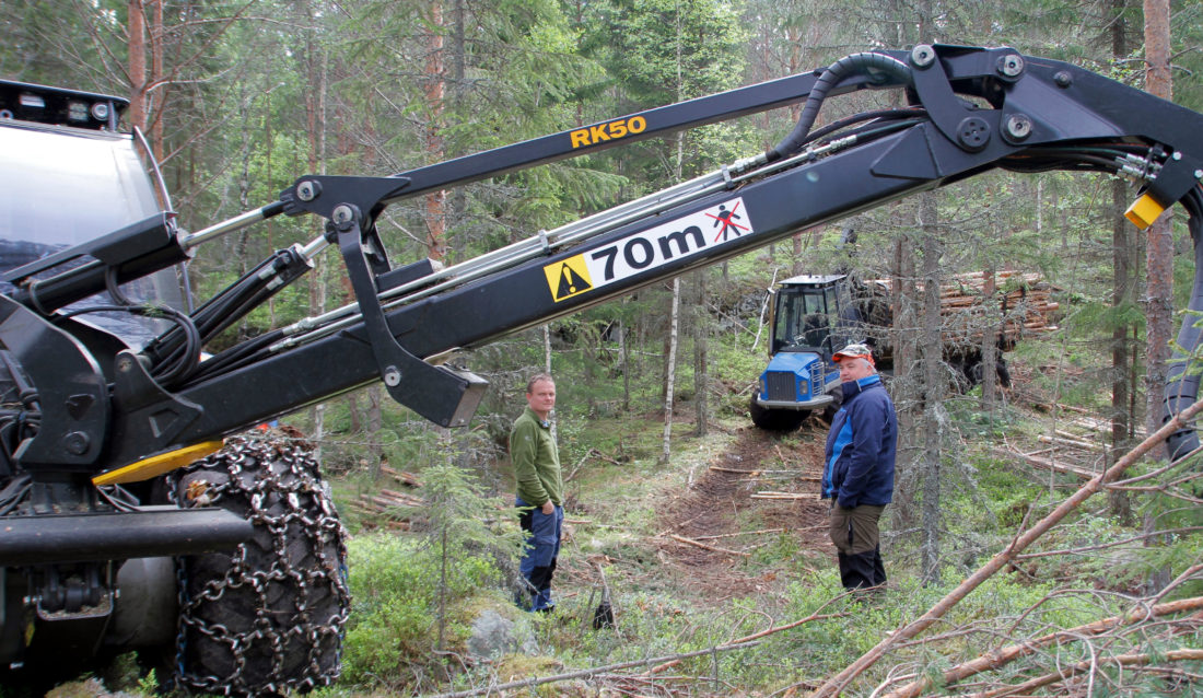 Tom Øyvind Malmerengen (t.v.) og Stein Olav Tuhus har deltatt i prosjektet og fått kartlagt hjerterytme og stressnivå. (Foto: Astri Kløvstad).