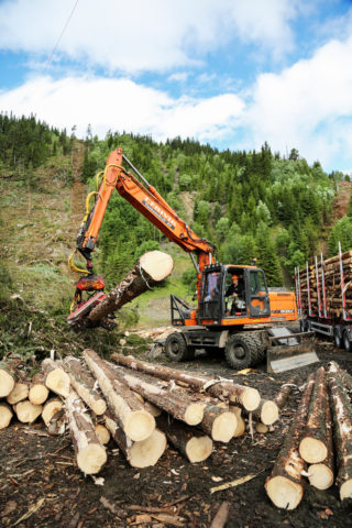 FIRE TAUBANER: Firmaet har to lastebilmonterte taubaner hvor kvisteaggregatet sitter på lastebilen, og to hengermonterte taubaner supplert av hver sin hjulgraver med kvistaggregat. Her fra Lillehammer i sommer. (Foto: Runar F. Daler).