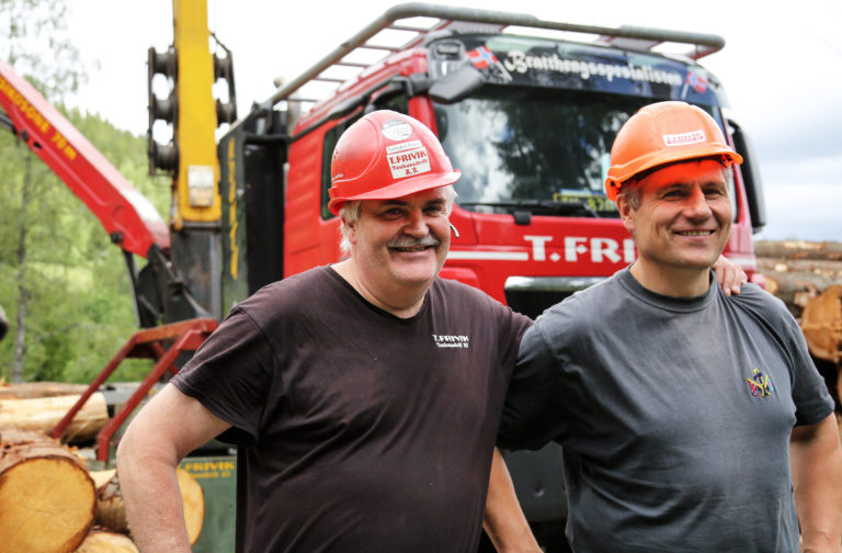 LITAUEN: Frivik bruker nesten utelukkende litauiske arbeidere, som ifølge ham selv har en særdeles god arbeidsmoral. Her er han sammen med operatør/maskinfører Arunas Norbutas. (Foto: Runar F. Daler).