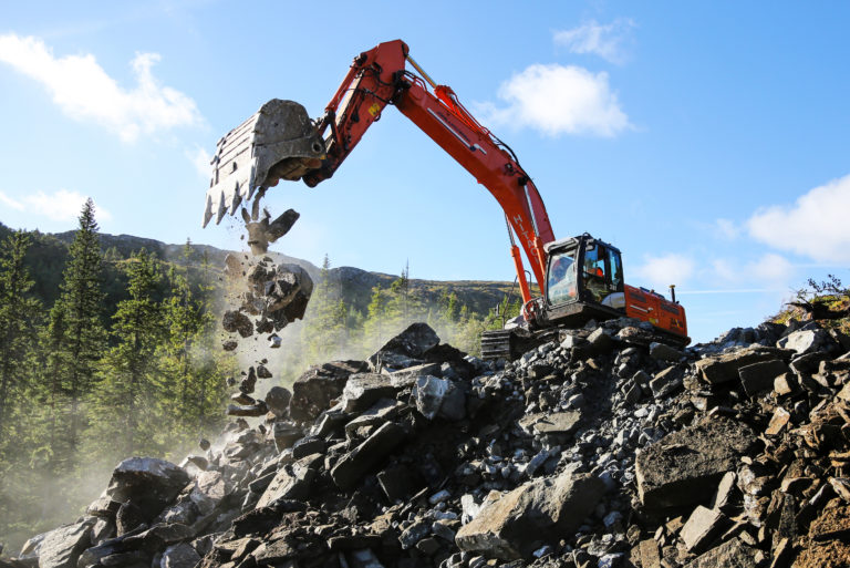 Mye fjell og stein skal håndteres for å få adkomstveiene på plass. (Foto: Runar F. Daler).