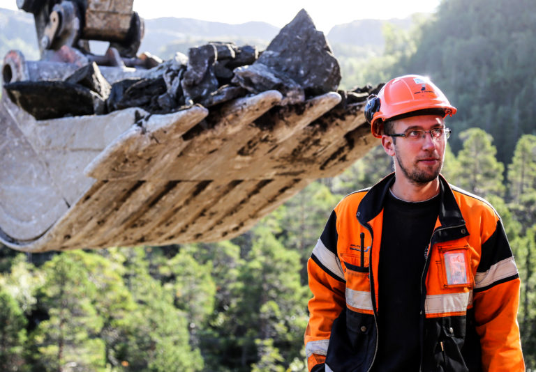 Åfjord-entreprenøren Johs. J. Syltern er vant til å reise ut for å få jobber. Nå er selskapet og assisterende prosjektleder Daniel Størvold sikret jobb i Fosen i lang tid framover. (Foto: Runar F. Daler).