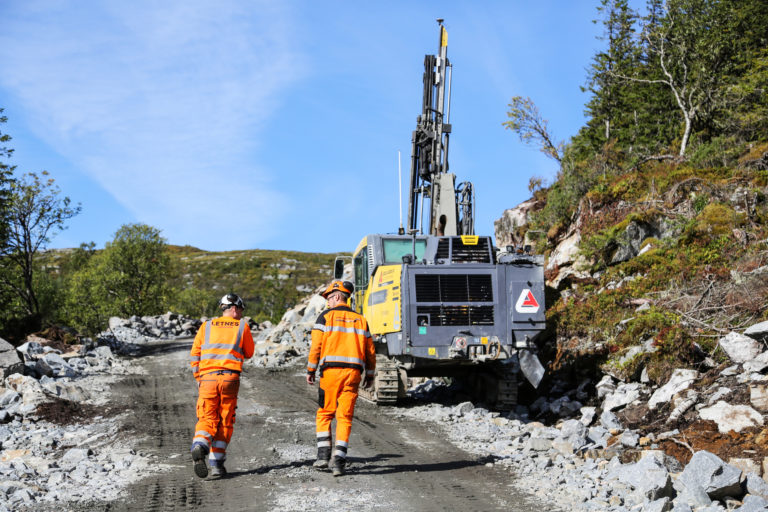 Letnes Fjellsprenging fra Inderøya utfører sprengningsarbeidene i prosjektet. Johs. J. Syltern er også i dialog med selskapet i forbindelse med den store infrastrukturjobben som snart skal igangsettes. (Foto: Runar F. Daler).