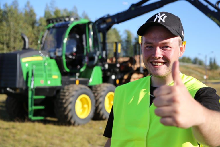 FORNØYD: – Det var skikkelig nervepirrende, sa en overrasket og lykkelig vinner av lærlingekonkurransen, Christoffer Vestli. (Foto: Runar F. Daler).