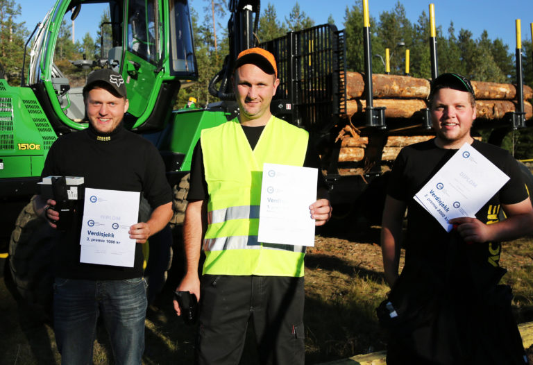 PROFFENE: De tre beste profesjonelle; (f.v.) Tobias Sletten (3.plass), Terje Jørgensen (1. plass) og Simen Sletten Nilsen (2. plass). (Foto: Runar F. Daler).