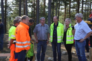 F.v.: Pål Høiback (Isachsen Anlegg), Jan Hytten (OKAB), Jørn Carsten Evensen (regionsjef MEF Region Sørøst), Ann-Therese Kristoffersen (styreleder MEF Buskerud) og Jon Ølstad (Volvo Maskin). Delvis skjult bak til venstre: Jan Myrvang ved opplæringskontoret, Terje Grimsgård og Ingar Lia ved Kongsberg videregående skole. (Foto: Stein Egil Ødegård).