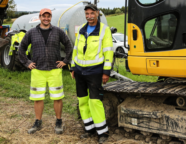 TEAM: Utgravingsleder Christian Løchsen Rødsrud og maskinfører Knut Roar Sæther har et utmerket samarbeid. (Foto: Runar F. Daler).