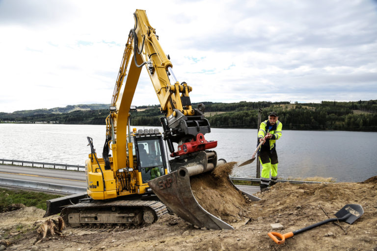 MED SPADE: Rett som det er må maskinfører Knut Roar Sæther trå til og grave med spade for hånd når gravemaskingrabben blir for stor og brutal. (Foto: Runar F. Daler).