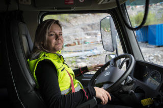 – Det er bare å kose litt med bilen, så går det bra. Noen ganger banner jeg til den også. Men da må jeg kose med den etterpå.