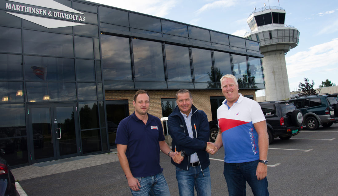 F.v.: Kenneth Lensberg, maskinsjef Marthinsen & Duvholt, Robert Hvaal, salgsingeniør Pon Equipment og Frank Duvholt, regionsjef Vestfold for Marthinsen & Duvholt.