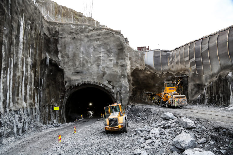 Dette er den andre enden av den dype byggegropa (Mølla). Boreriggen til høyre står klar til å gyve løs på tunnelløp nummer to. (Foto: Runar F. Daler).