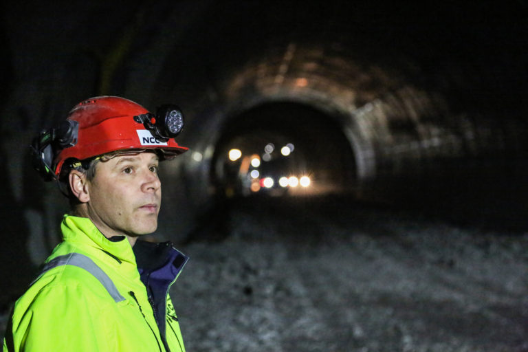 Fra fjelltunnelen er det kjørt ut 350.000 kubikk med stein. Mesteparten har gått til utfylling av Kadettangen i Bærum kommune, forteller Terje Rødne Hansen, anleggsleder hos Carl C. Fon AS. (Foto: Runar F. Daler).