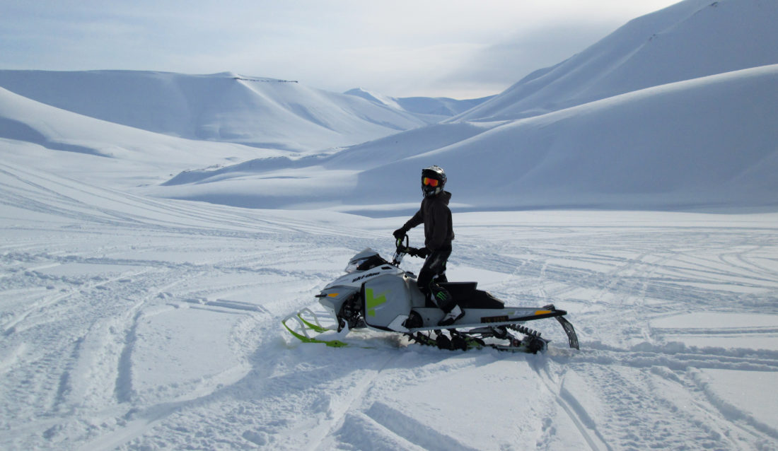 På fritiden er Blagoja Pavlovic ofte å se på snøscooter. Fotball spiler han også. (Privat foto).