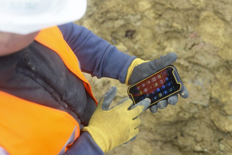 Dewalts nye smarttelefon MD501 skal tåle ekstreme værforhold og røffe arbeidsvilkår. (Foto: Dewalt).