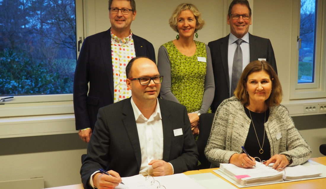 Bak fra venstre: Erik Frogner (AF Gruppen), Tordis Vandeskog (Nye Veier) og Magne Ramlo (Nye Veier). Foran: Ivar Galaaen (AF Gruppen) og Ingrid Dahl Hovland (Nye Veier). Foto: Nye Veier.